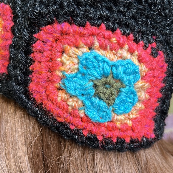 Crochet  flowers  beanie medium acrylic yarn new - Picture 8 of 9